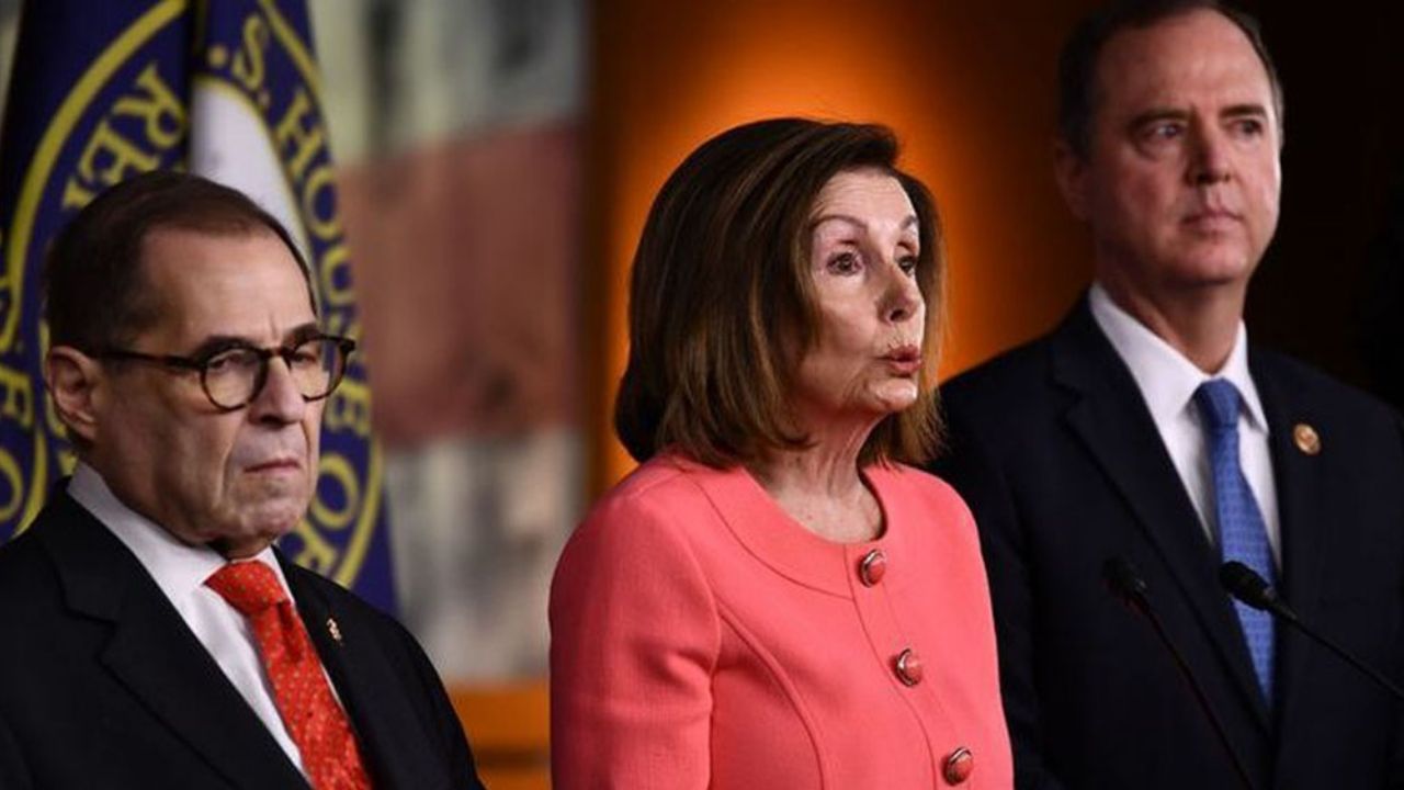 “Me llena de orgullo presentar a los fiscales del juicio contra Trump”: Pelosi
