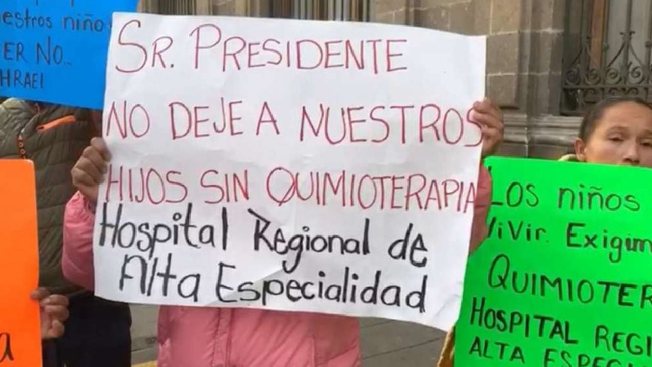 Padres de niños con cáncer exigen a AMLO quimioterapias para sus hijos