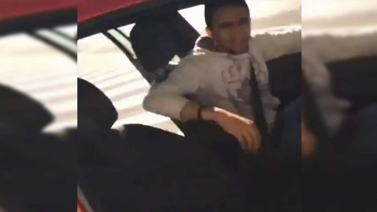 VIDEO: Conductor aprende a la mala el no estacionarse en paso peatonal