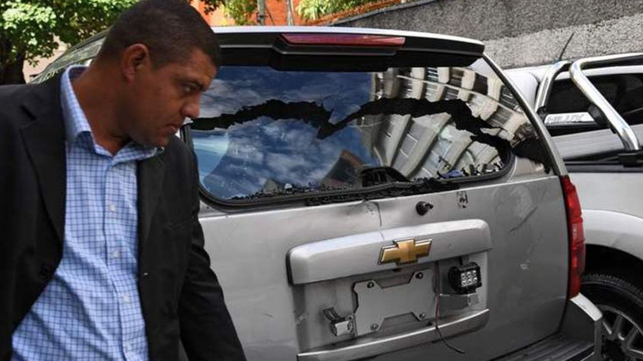 Chavistas disparan contra camioneta de Guaidó al llegar a Parlamento