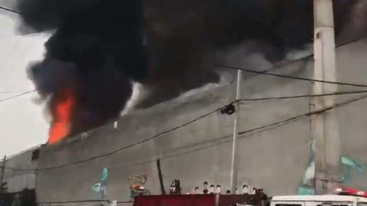 Bomberos se movilizan por peligroso incendio en bodega de químicos
