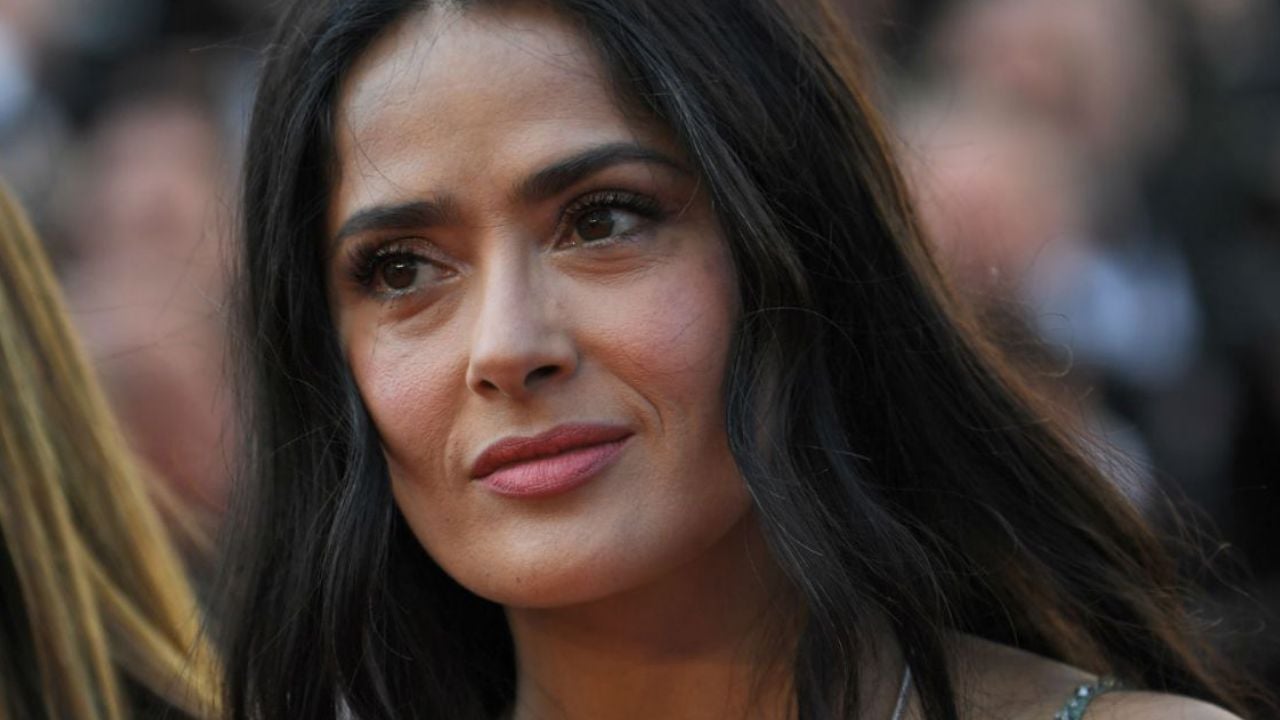 Salma Hayek se divierte al lado de dos hombres; ninguno es su esposo