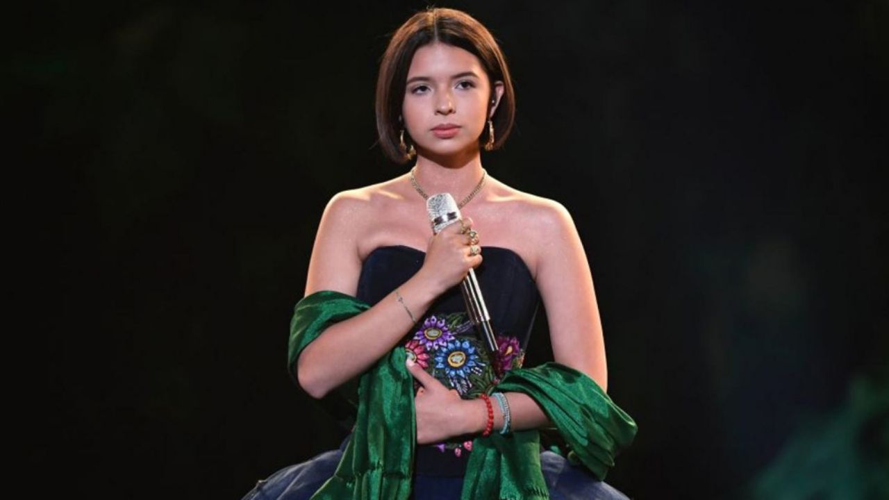 Ángela Aguilar impacta al presumir su cinturita de avispa en ceñido atuendo