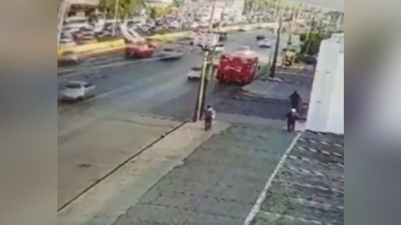 VIDEO: Hombre alcoholizado y a exceso de velocidad causa fatídico accidente