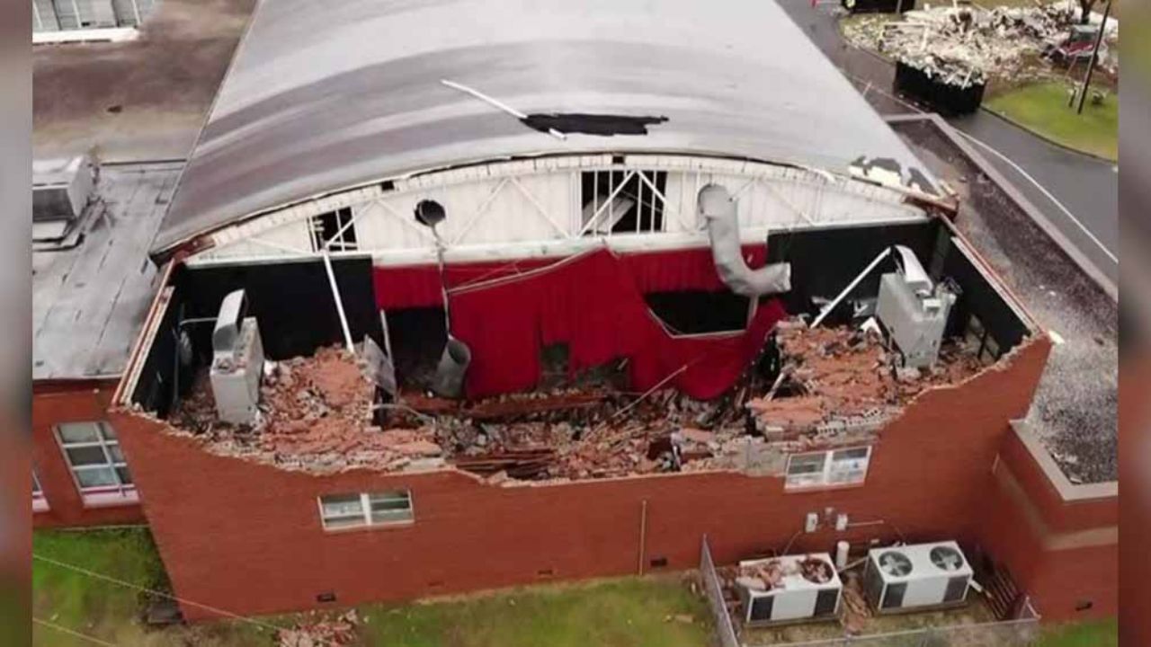 VIDEO: ¡Aterrador! Tormenta derrumba techo en escuela; 3 resultan heridos