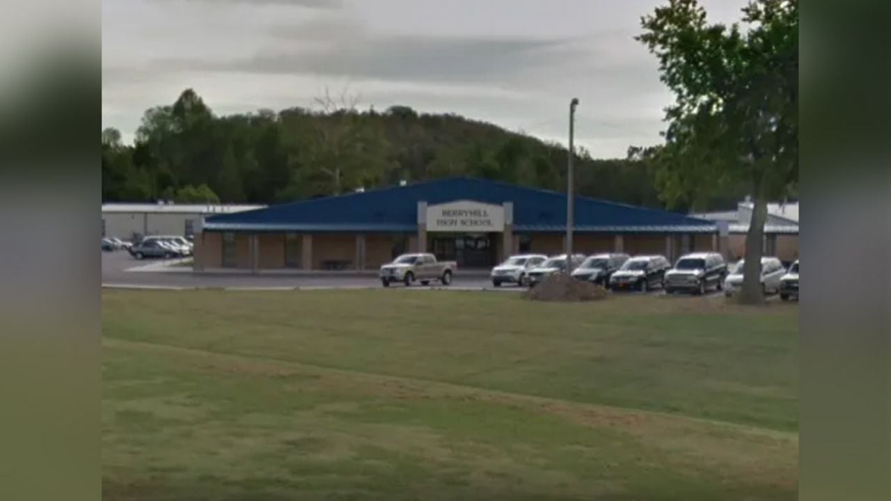 Maestra abusa de alumno tras invitarlo a hacer un trío con otra docente en EU