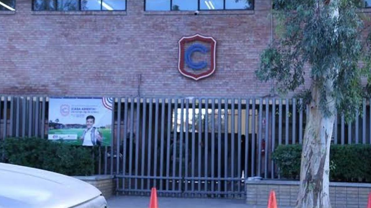 Alumnos del Colegio Cervantes recibirán mochilas transparentes