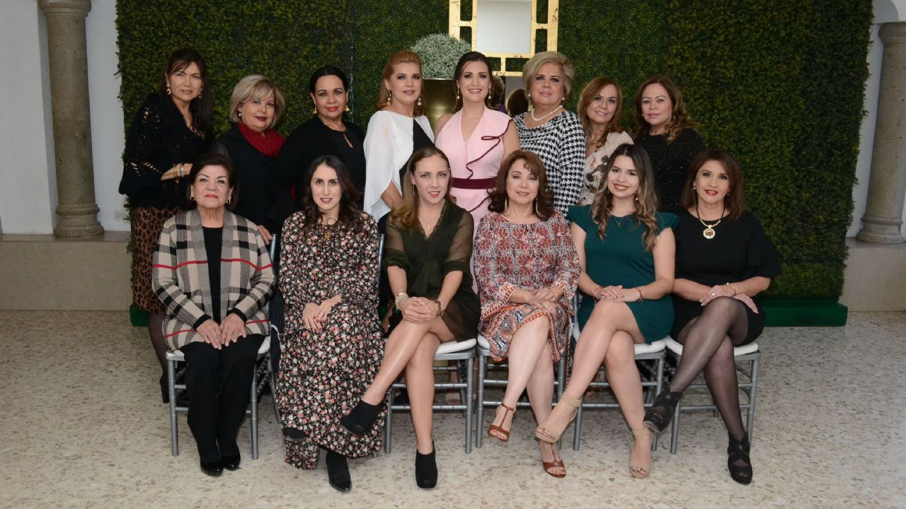 La joven Ana Lucía Cuevas recibe una emotiva y bella despedida de soltera