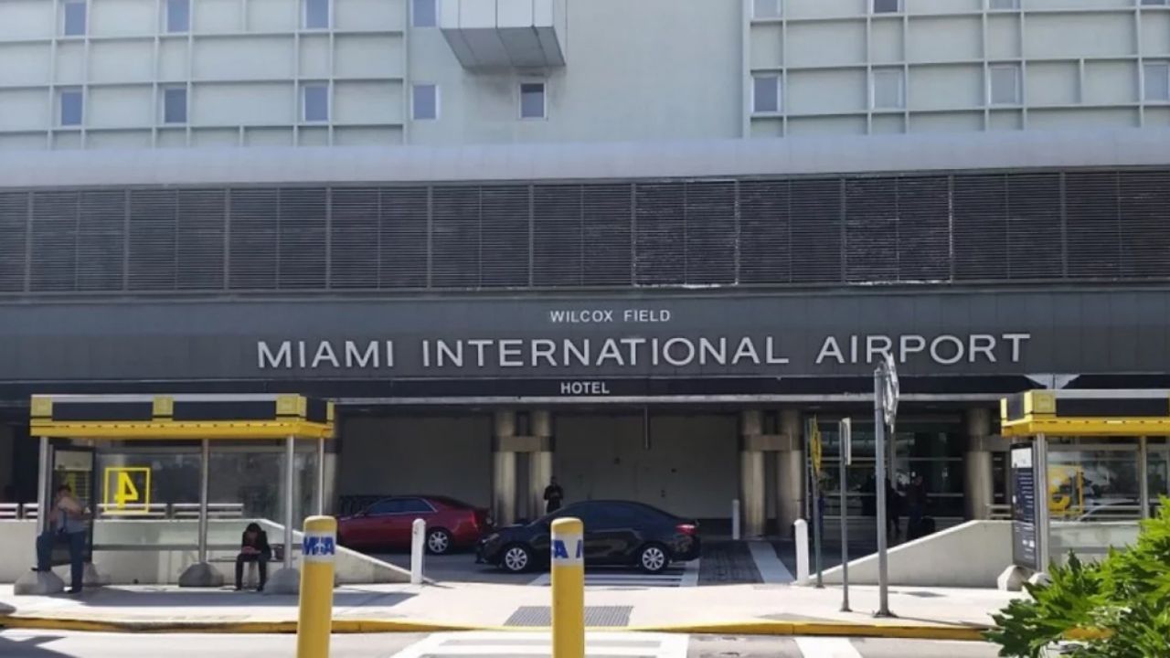 VIDEO: Desorientada mujer se quita la ropa en el Aeropuerto de Miami