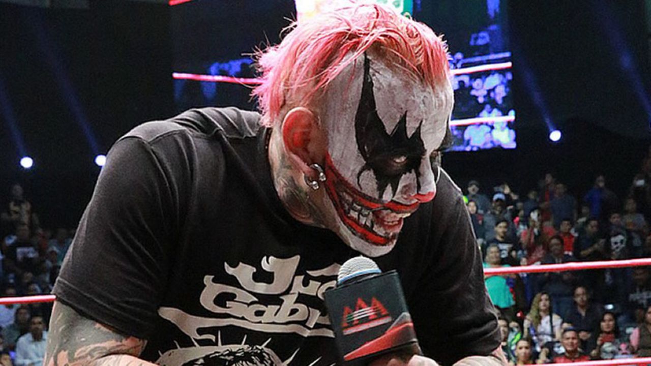 Con un tatuaje, famoso luchador de la AAA le rinde tributo a La Parka