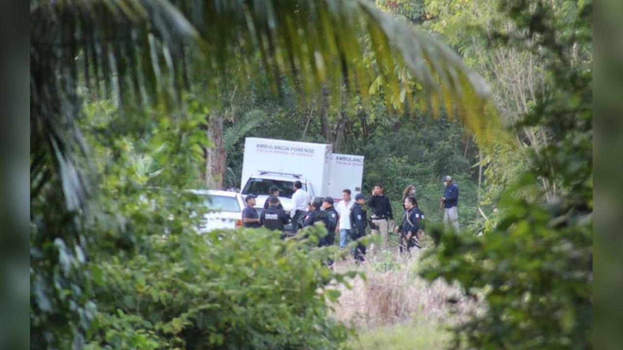 Encuentran cinco cadáveres en fosa; hay indicios de más cuerpos dentro