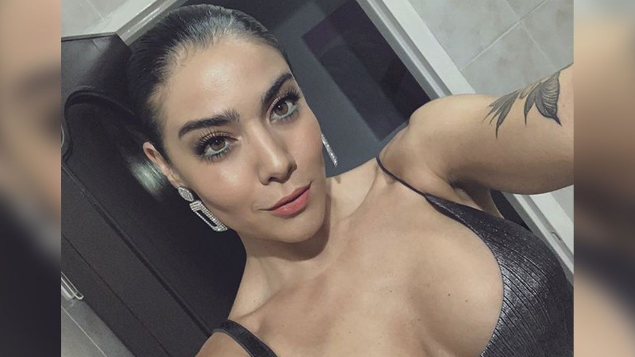 Desde el vestidor, Érika Fernández enamora a fans al modelar minivestido