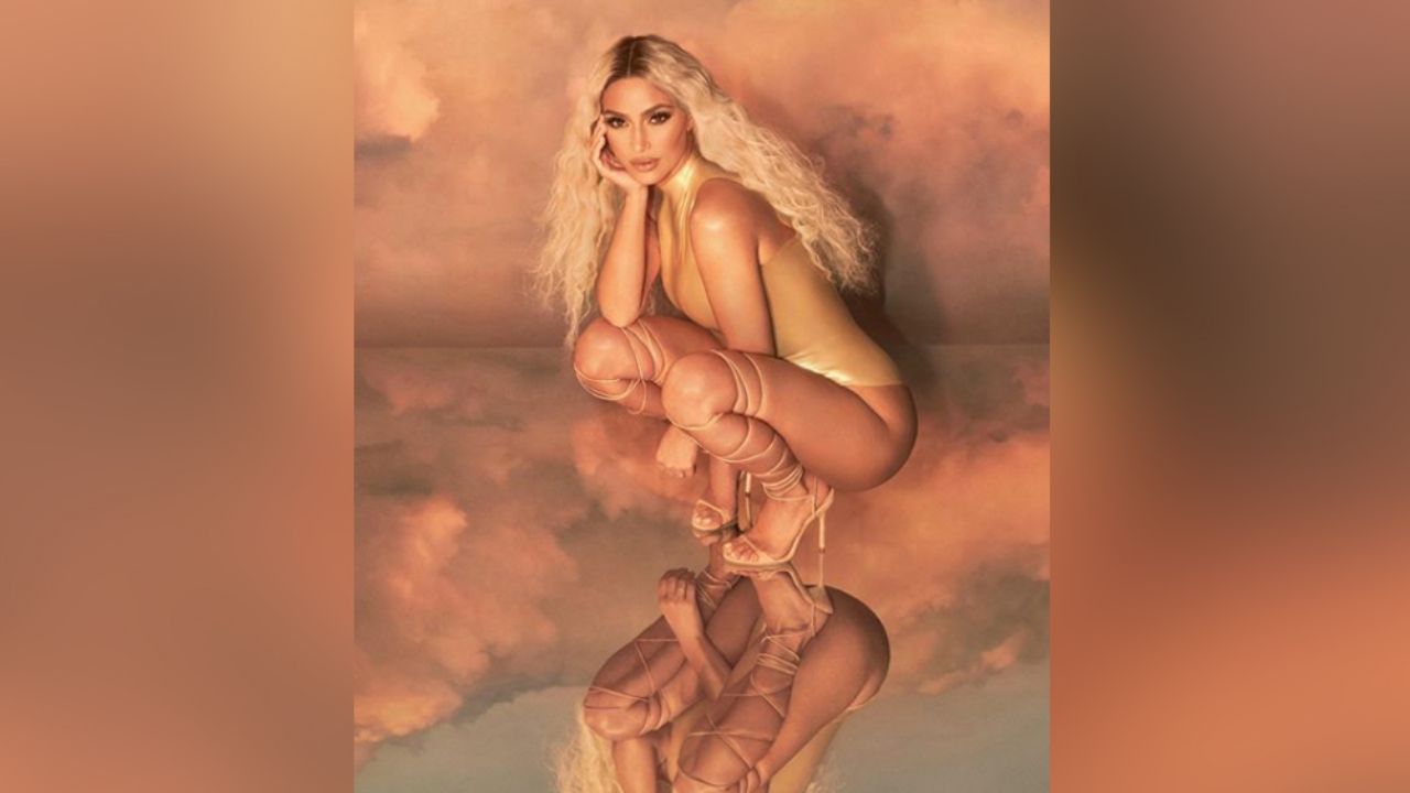 Kim Kardashian enamora al asolearse en playas del Cabo en sexy traje de baño