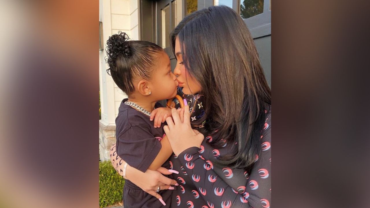 Al igual que Kylie Jenner, Stormi posa como toda una diva con lentes de sol