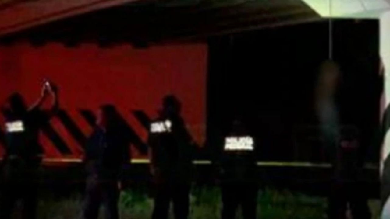 Cuerpo colgado de puente con narcomensaje causa terror en Acayucan