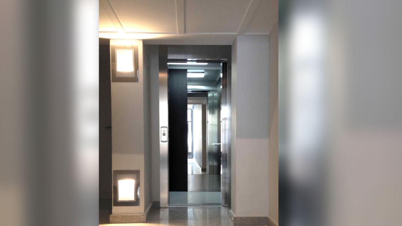 Por esta razón los elevadores cuentan con metales reflejantes en su interior