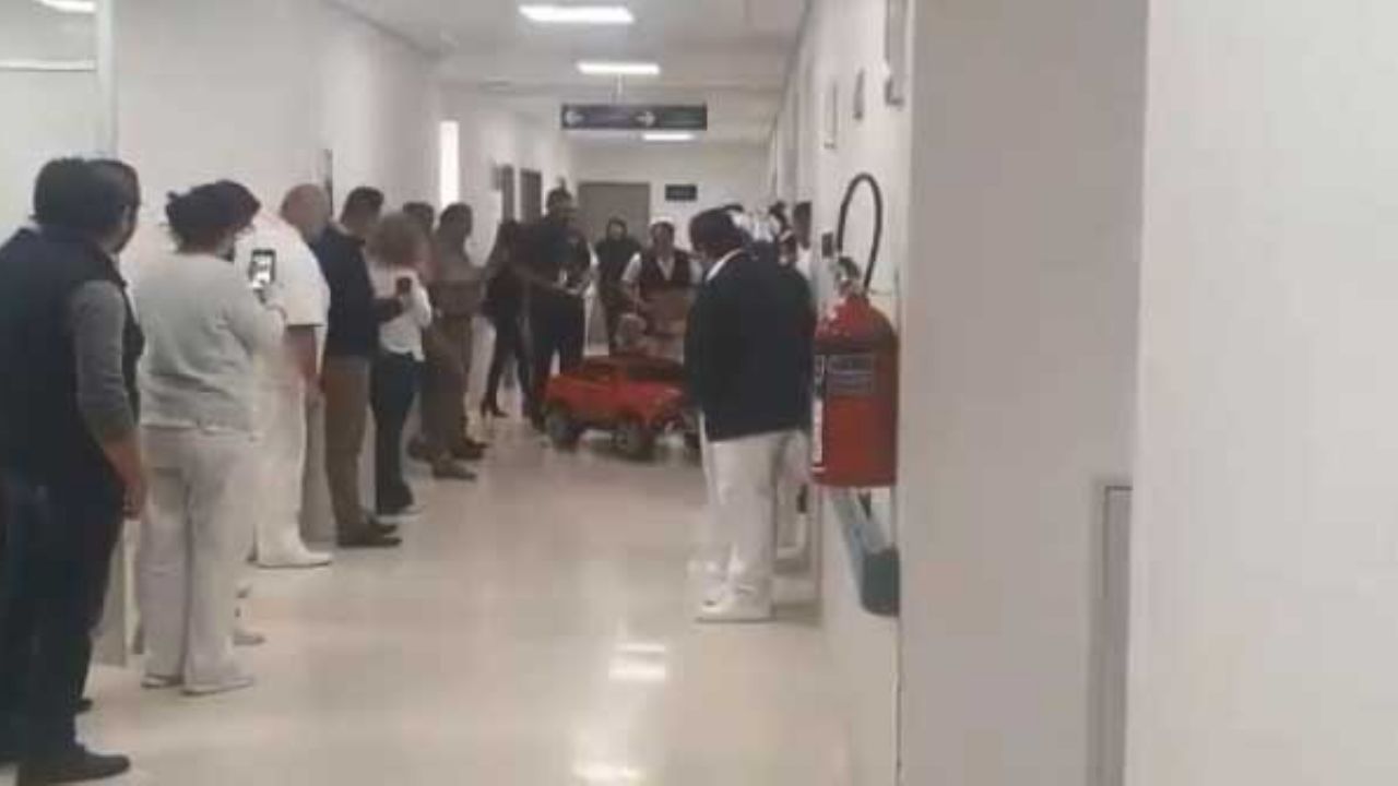 VIDEO: Pequeño viaja en ‘carrito’ a quirófano del IMSS de Nogales