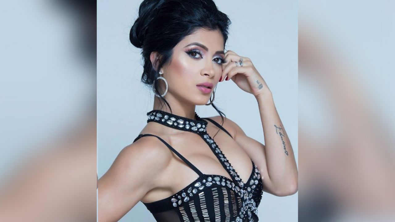 Esposa de Edwin Luna lo enseña todo con indecoroso escote y la tunden: “Vieja asquerosa”