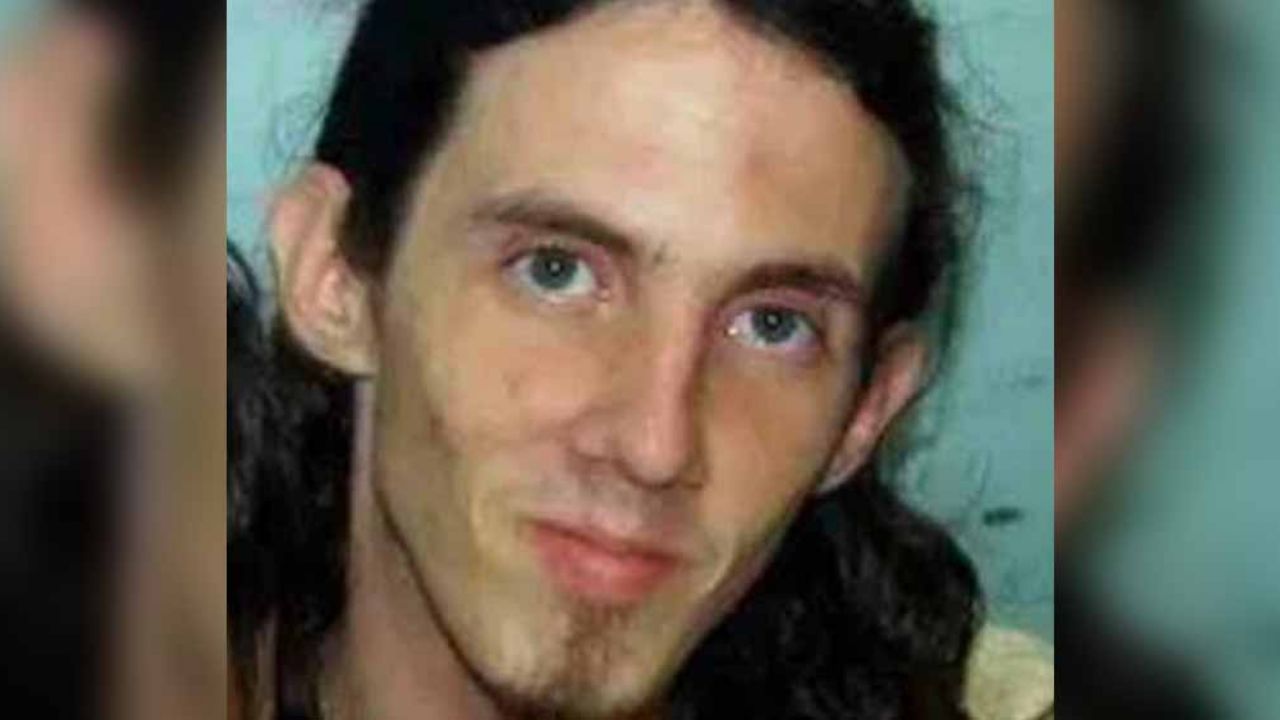 ‘Estrangulan’ al peor pedófilo del Reino Unido; hallan condones en su garganta