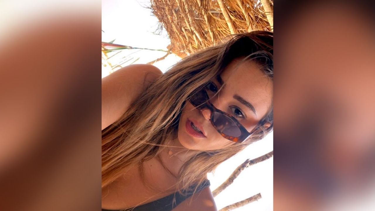 “Qué perra”: Danna Paola se porta como diva y hace que le abrochen el zapato