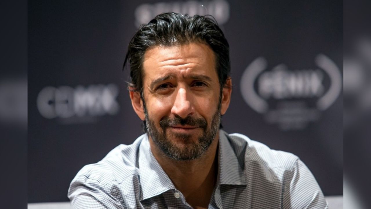 VIDEO: José María Yazpik cumple el reto de introducir un lápiz en su nariz