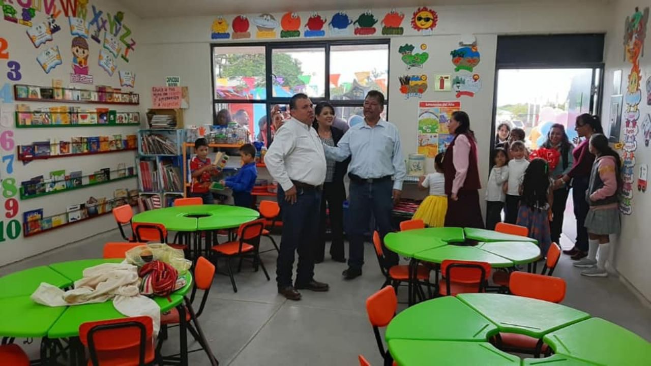 Alcalde de Álamos entrega aula a un preescolar de comunidad rural