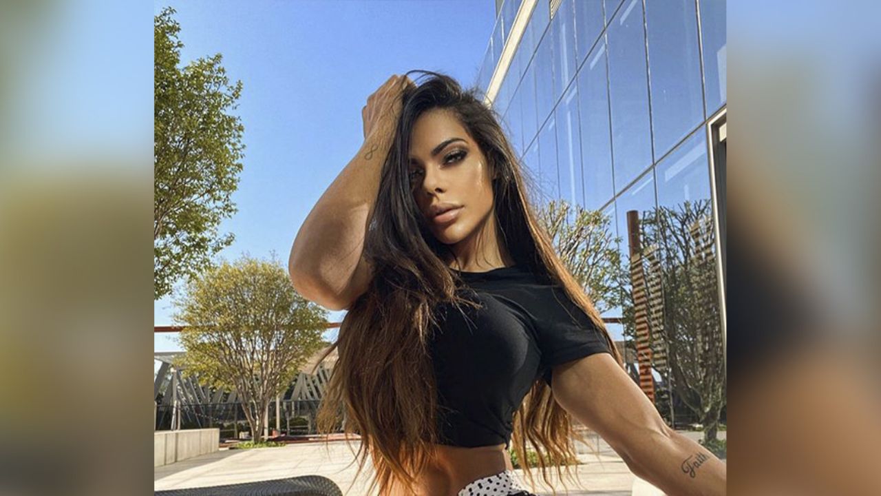 Pegada en la ventana, Suzy Cortez presume sus atributos en lencería verde