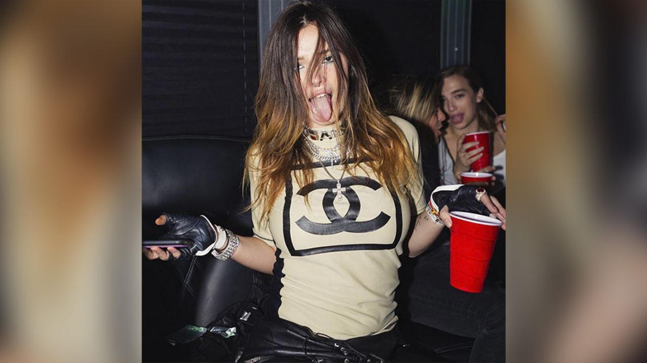 Bella Thorne asombra a internautas al realizar divertidos gestos