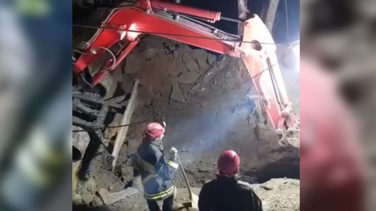 VIDEO: Bomberos rescatan a dos perros dentro de una cantera en Italia