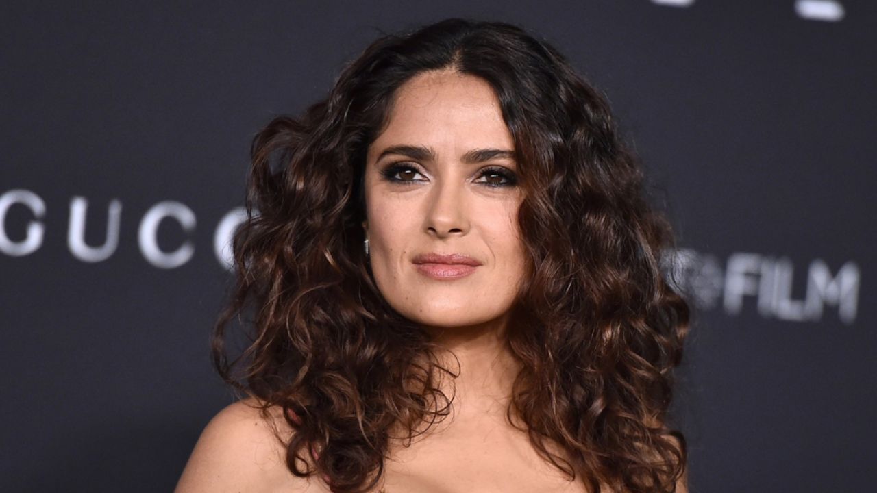 Salma Hayek recuerda su juventud con sexy foto de su minicintura
