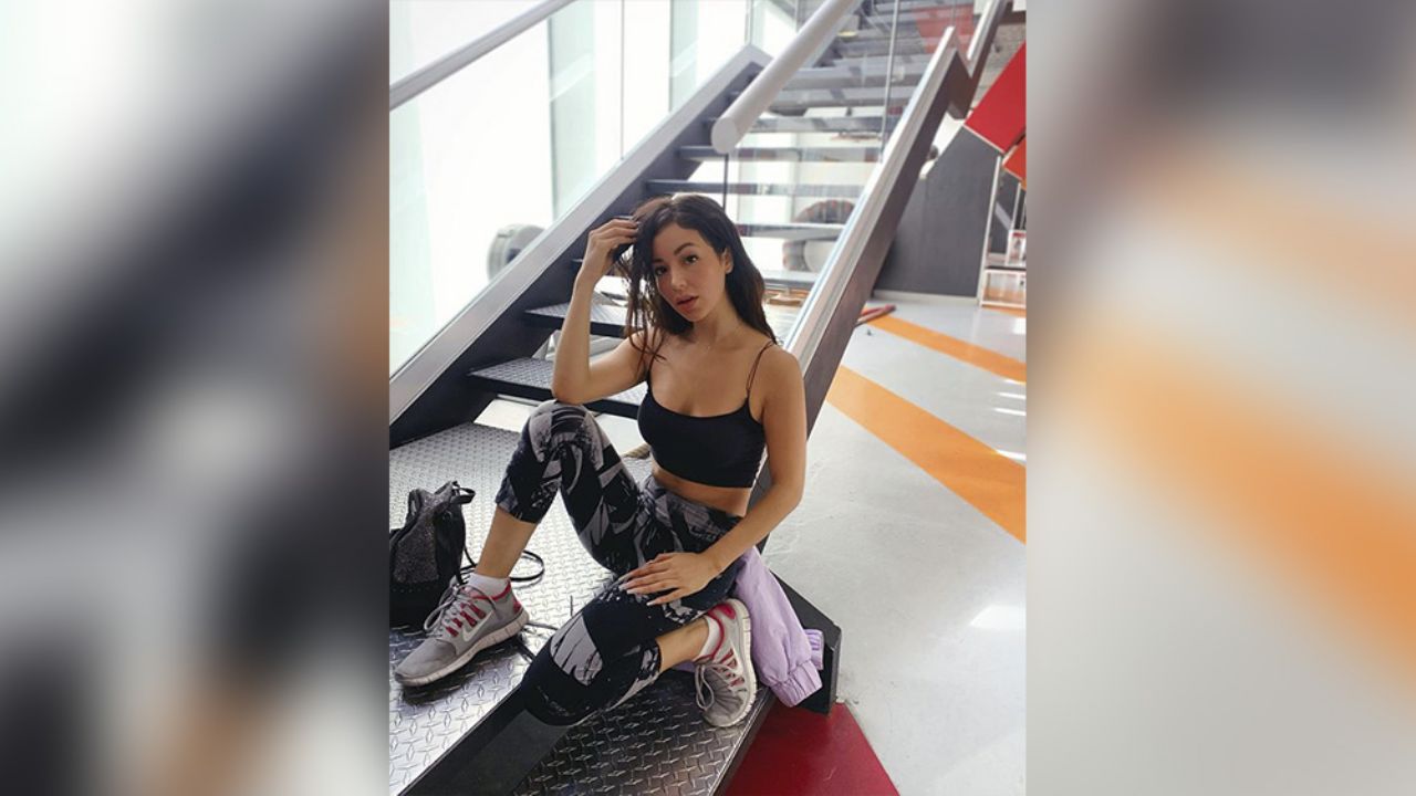 Desde el estadio de los Chargers, Caeli cautiva a asistentes en ajustado short