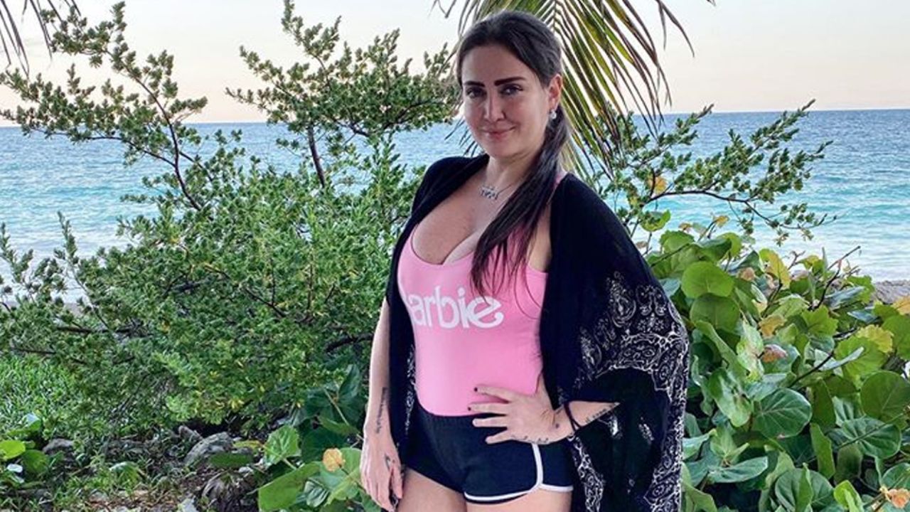 Desde la playa, Celia Lora presume sus curvas en atrevido traje de baño