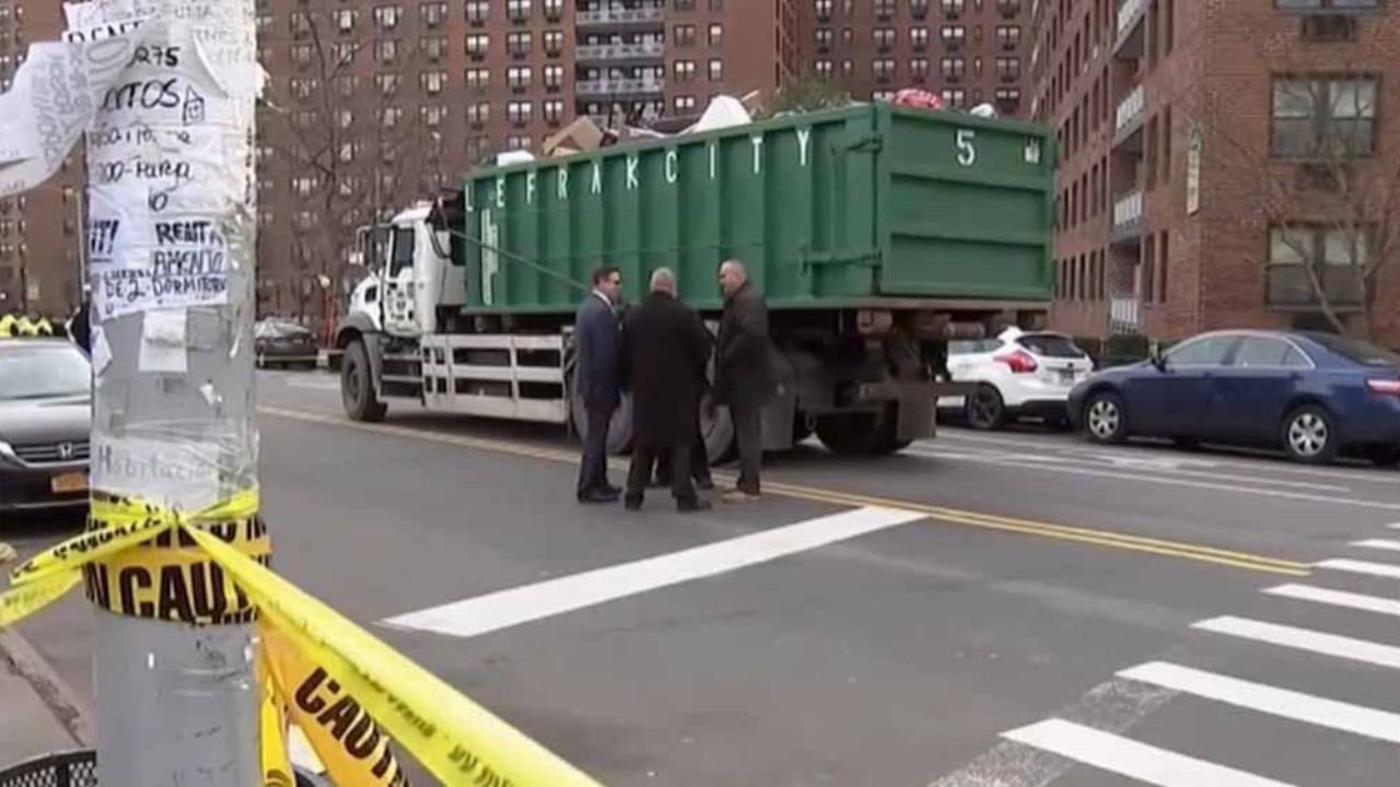Mujer que cruzaba calle es partida en dos por camión; chofer deja la escena