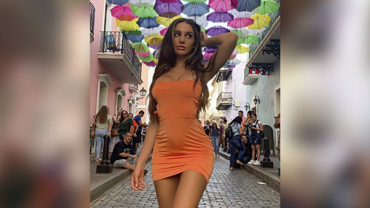 Lyna Pérez deja poco a la imaginación al asolearse en translúcida bata