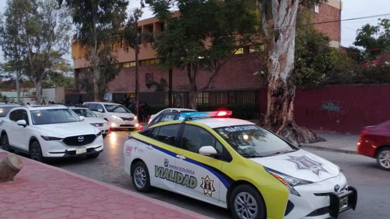 Colegio Cervantes reanuda clases con detectores de metal y mochilas ‘limpias’