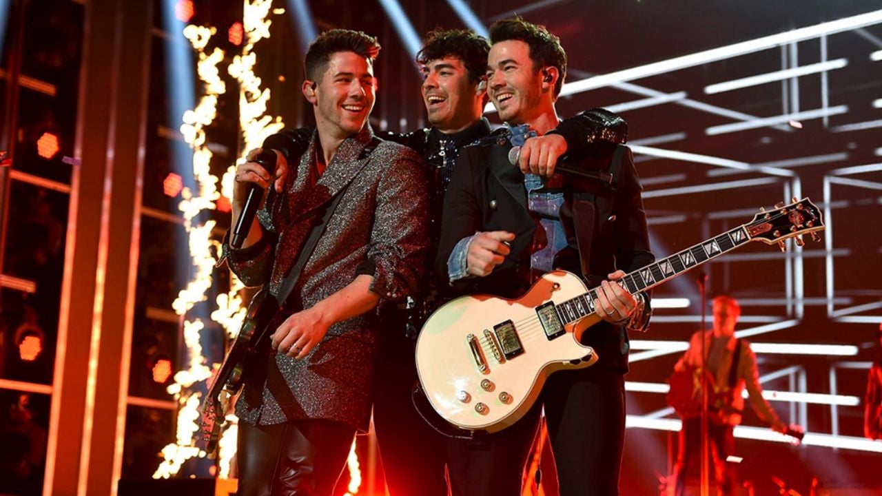Junto a sus esposas, los Jonas Brothers estrenan el video ‘What A Man Gotta Do’