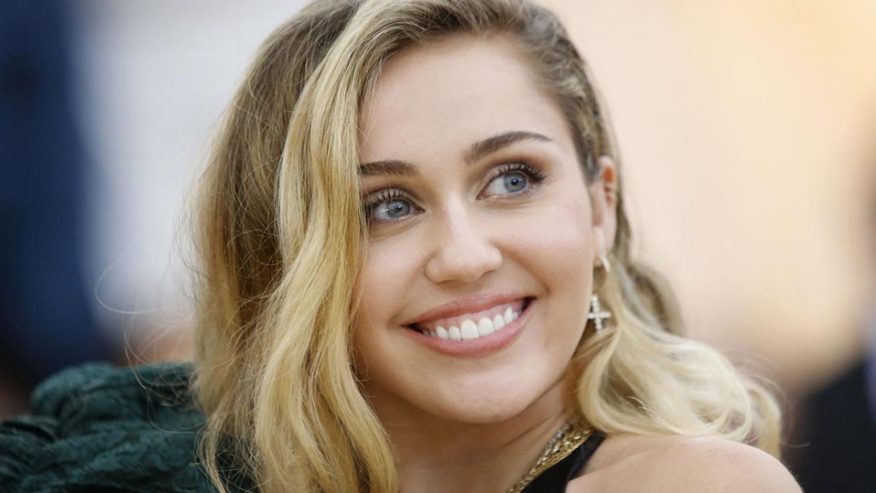 Miley Cyrus luce sensual y atrevida desde la tina de Cody Simpson