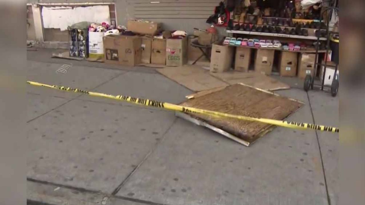 Anciana muere tras ser golpeada por panel de triplay que cayó de edificio