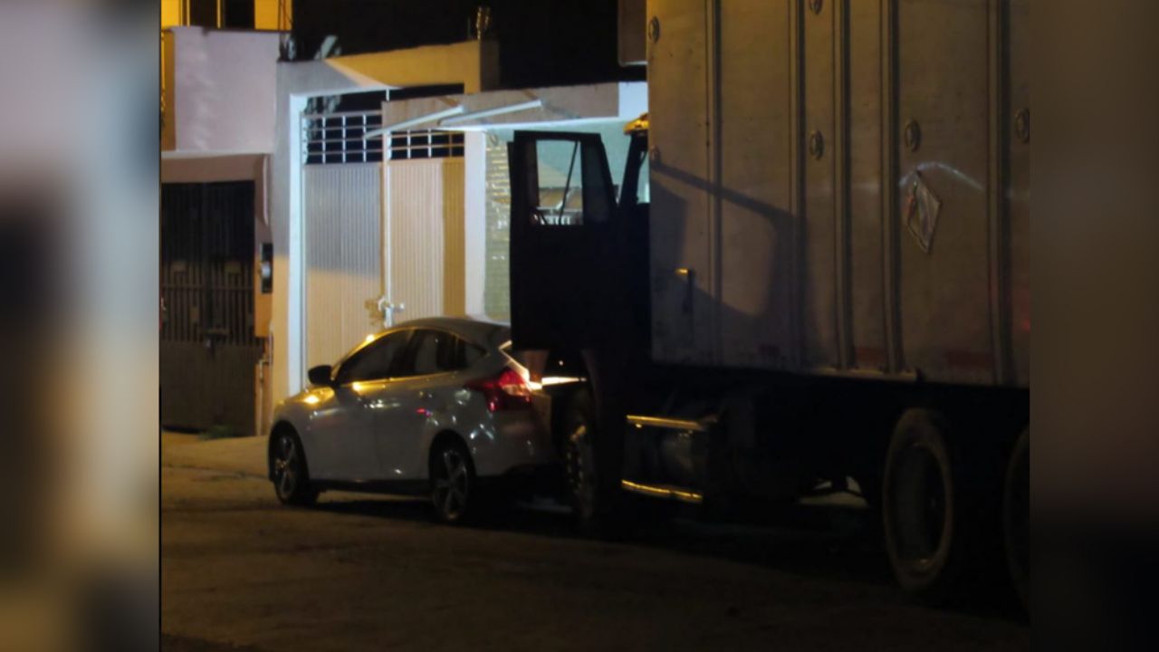 Policías hallan cadáver en camión de conductor tras intentar darse a la fuga