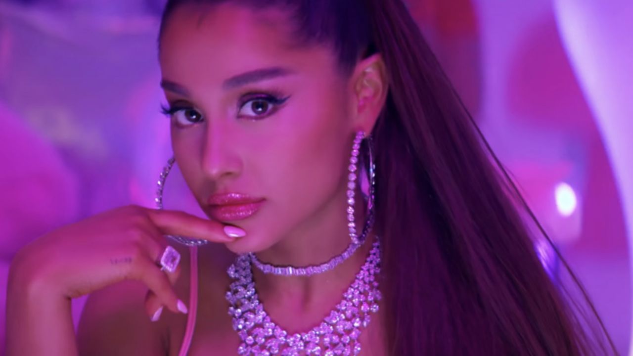 A días de los Grammy 2020, rapero demanda a Ariana Grande por plagio