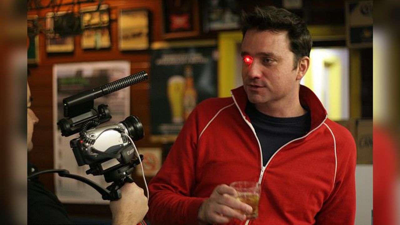 Hombre graba videos con prótesis ocular y lo asemejan con ‘Terminator’