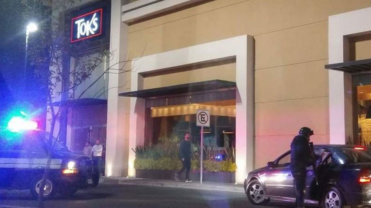 Asalto armado en Walmart causa pánico y fuerte operativo en Metepec