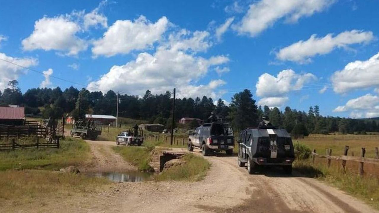 Comando armado sitia pueblo y prende fuego al menos a 20 casas en Madera