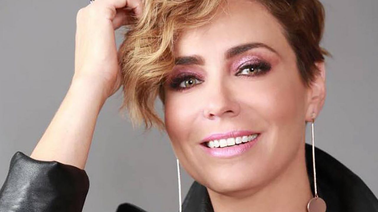 Conductora de ‘Enamorándonos’ recibe carta de su esposo y rompe en llanto