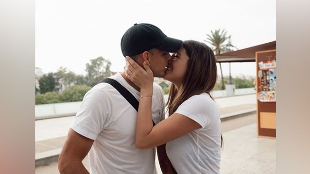 ¡Esa mano árbitro! Sin pena, ‘Chicharito’ toquetea retaguardia de su esposa
