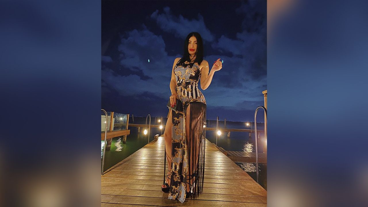 A orilla de la piscina, Tracy Sáenz esconde sus atributos en una toalla