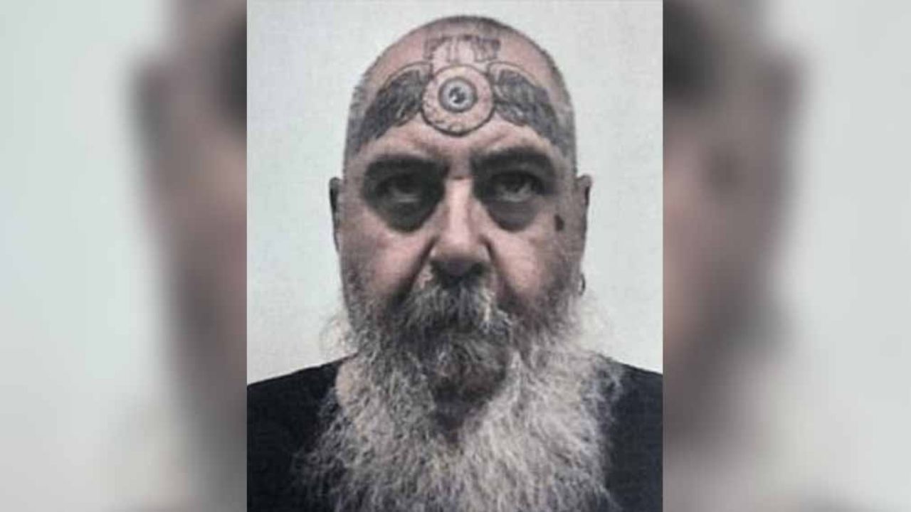 De película: Mujer huye de raptor que la abusaba al estrellar auto contra garaje