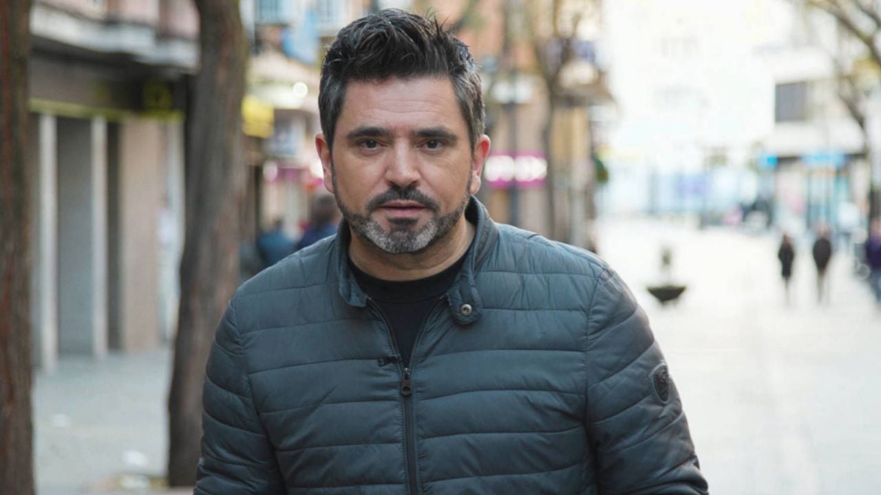 VIDEO: En plena transmisión, perro muerde en la oreja a reportero español