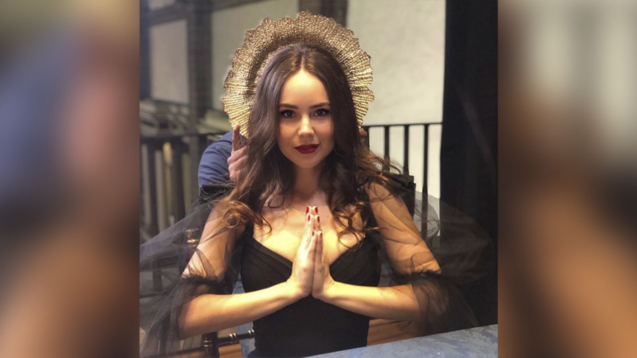 Camila Sodi fomenta el hábito de la lectura arriba de librero en tanga