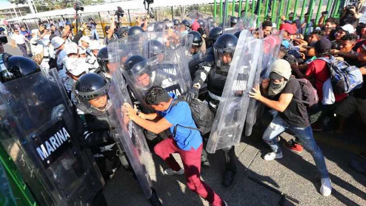 Miles de migrantes intentan cruzar frontera sur a la fuerza y en balsas